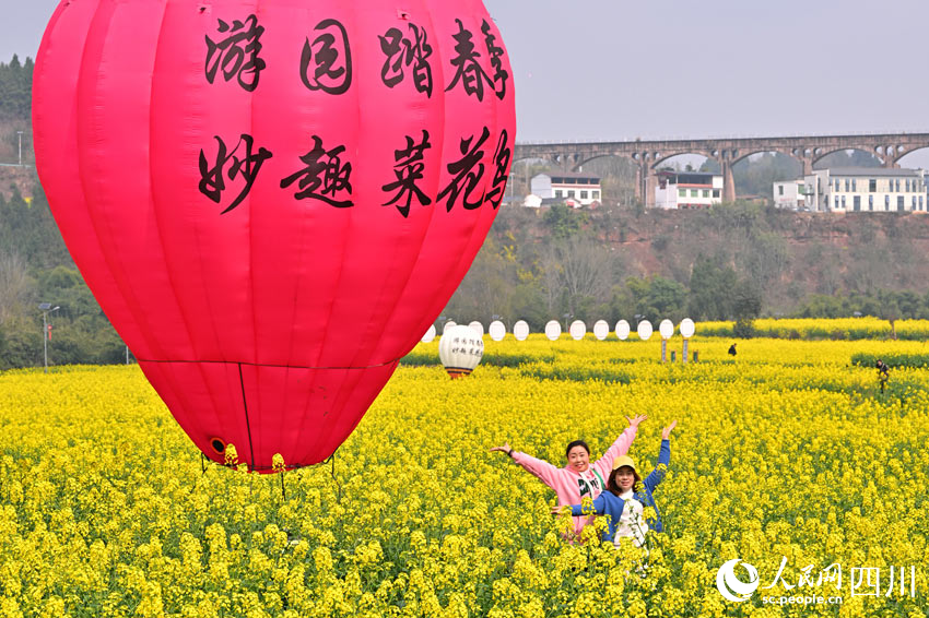 四川仁寿：一沐春风满地黄 油菜花海醉游人