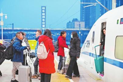 川渝地区与粤港澳大湾区间首次常态化开行夜间动卧列车