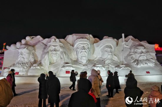 吉林辽源：60余组冰雪雕打造梦幻城堡