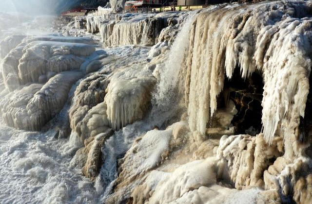 壮美如画 黄河壶口瀑布迎来2025年首场降雪