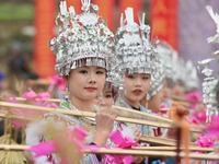 广西融水：万人同庆百鸟衣芦笙坡会