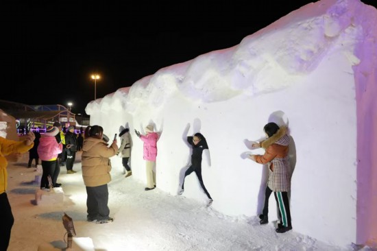 吉林辽源：60余组冰雪雕打造梦幻城堡