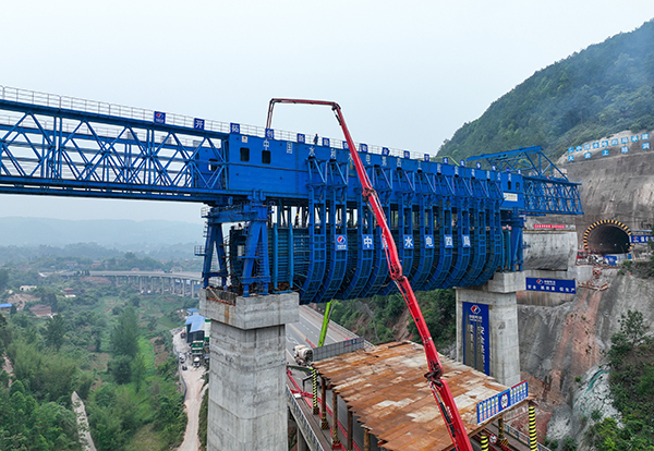 向家坝灌区瓦房头渡槽最大单跨浇筑成功_fororder_瓦房头渡槽建设现场-供图-四川省水利厅