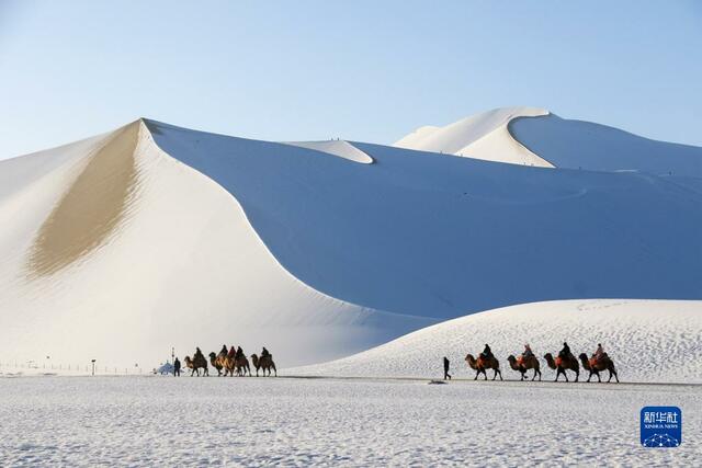 甘肃敦煌：雪后大漠景如画