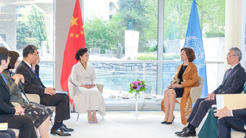 Peng Liyuan visite le siège de l'UNESCO et rencontre sa directrice générale