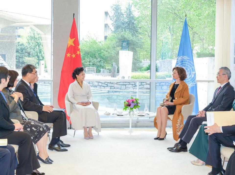 Peng Liyuan visite le siège de l'UNESCO et rencontre sa directrice générale_fororder_MQms5gh0nziR4LKK