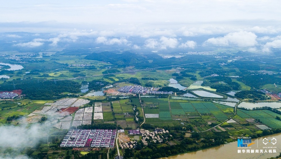 航拍江西大岗山：云雾绕青山 田园入画来