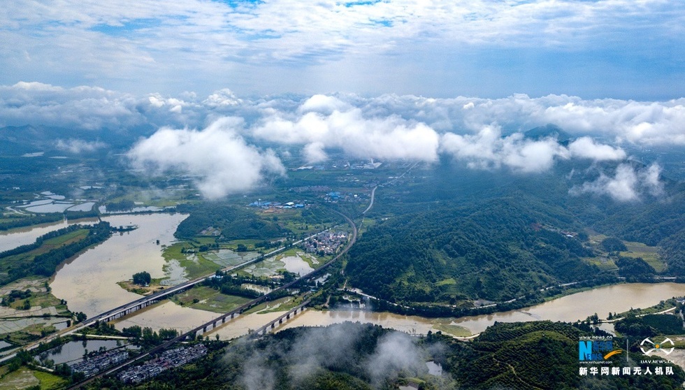 航拍江西大岗山：云雾绕青山 田园入画来