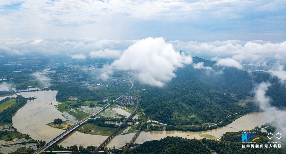 航拍江西大岗山：云雾绕青山 田园入画来