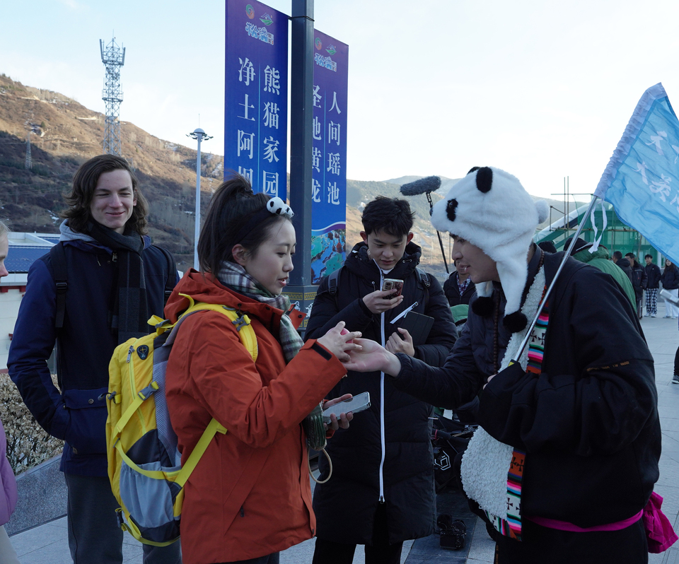 Captured Moments of Love in Aba: Huanglongjiuzhai Station