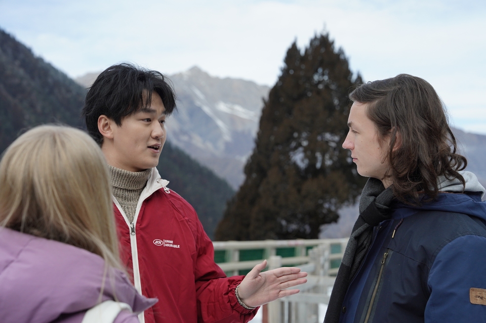 Captured Moments of Love in Aba: Huanglong National Scenic Area