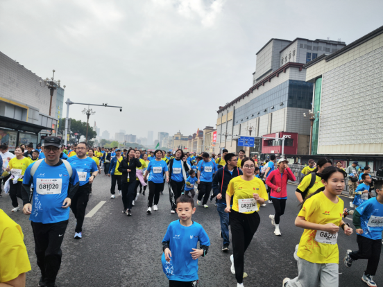 南昌马拉松：故地重“燃” 今年有3.5万人在这条跑道上奔跑