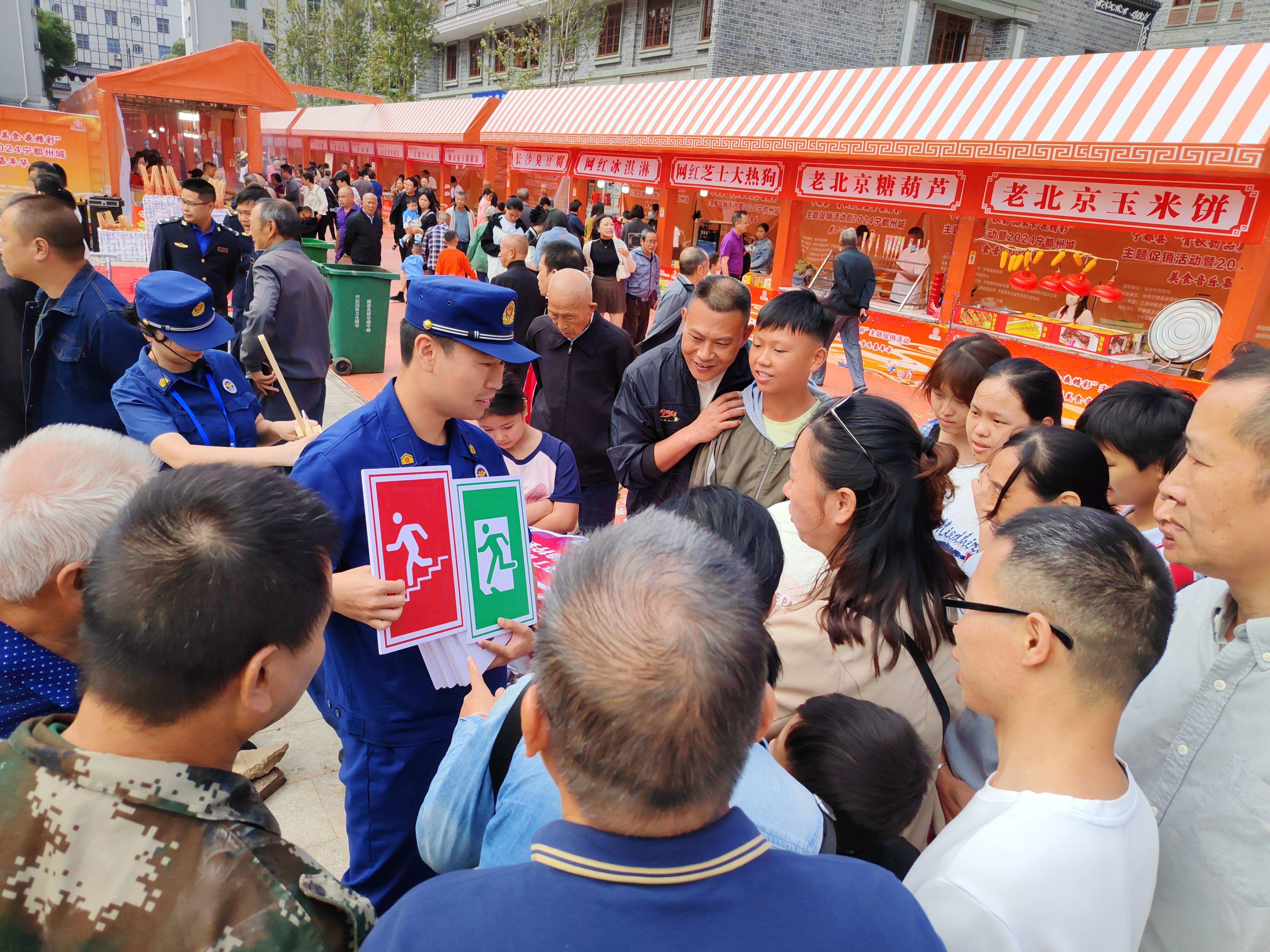 “庆国庆 保平安”——赣州宁都消防走进宁都州城文化街区开展宣传活动