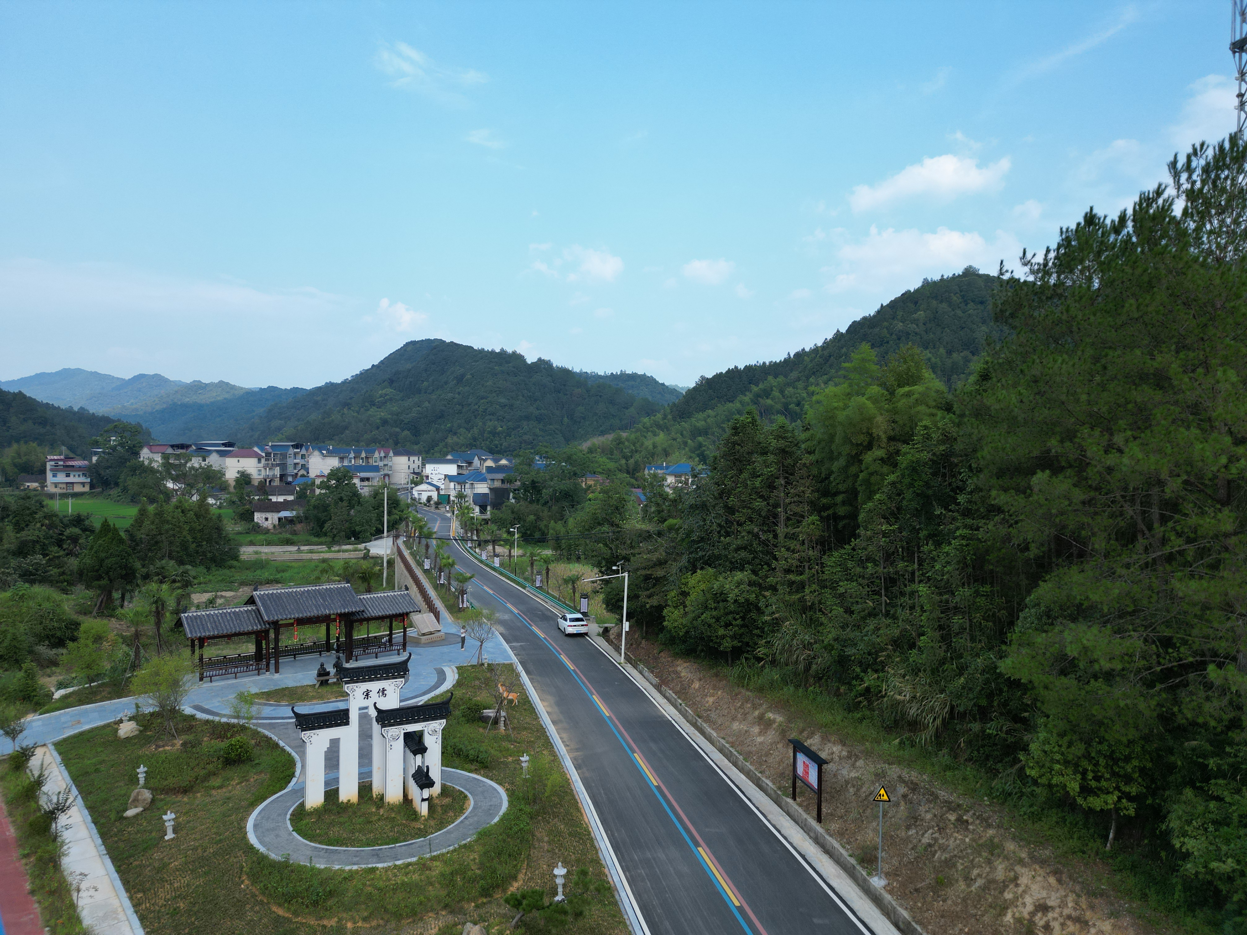 江西上饶：“四好农村路”串起乡村振兴美丽新“途”景