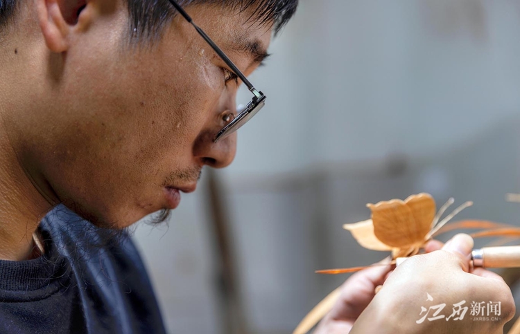 90后小伙独辟蹊径，他的木雕兰花“风吹可动”