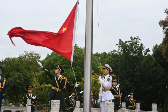 九江学院举行庆祝中华人民共和国成立75周年升国旗仪式