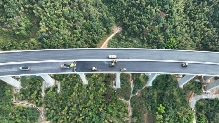 江西遂大高速A标路面工程主线下面层顺利摊铺完成