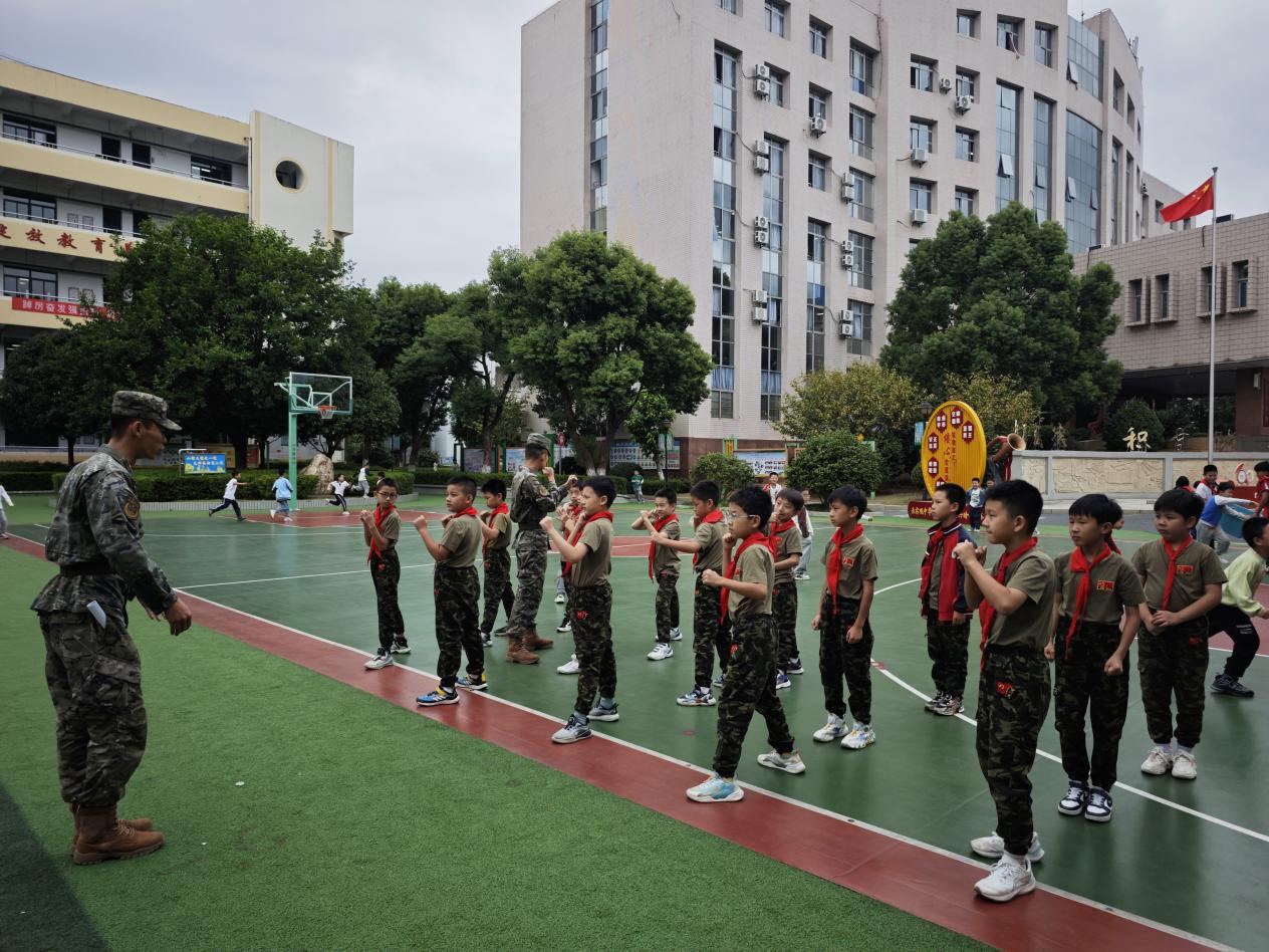 吉安师范附属小学高良伦中队开展“国防少年 技能筑梦”国防教育主题活动