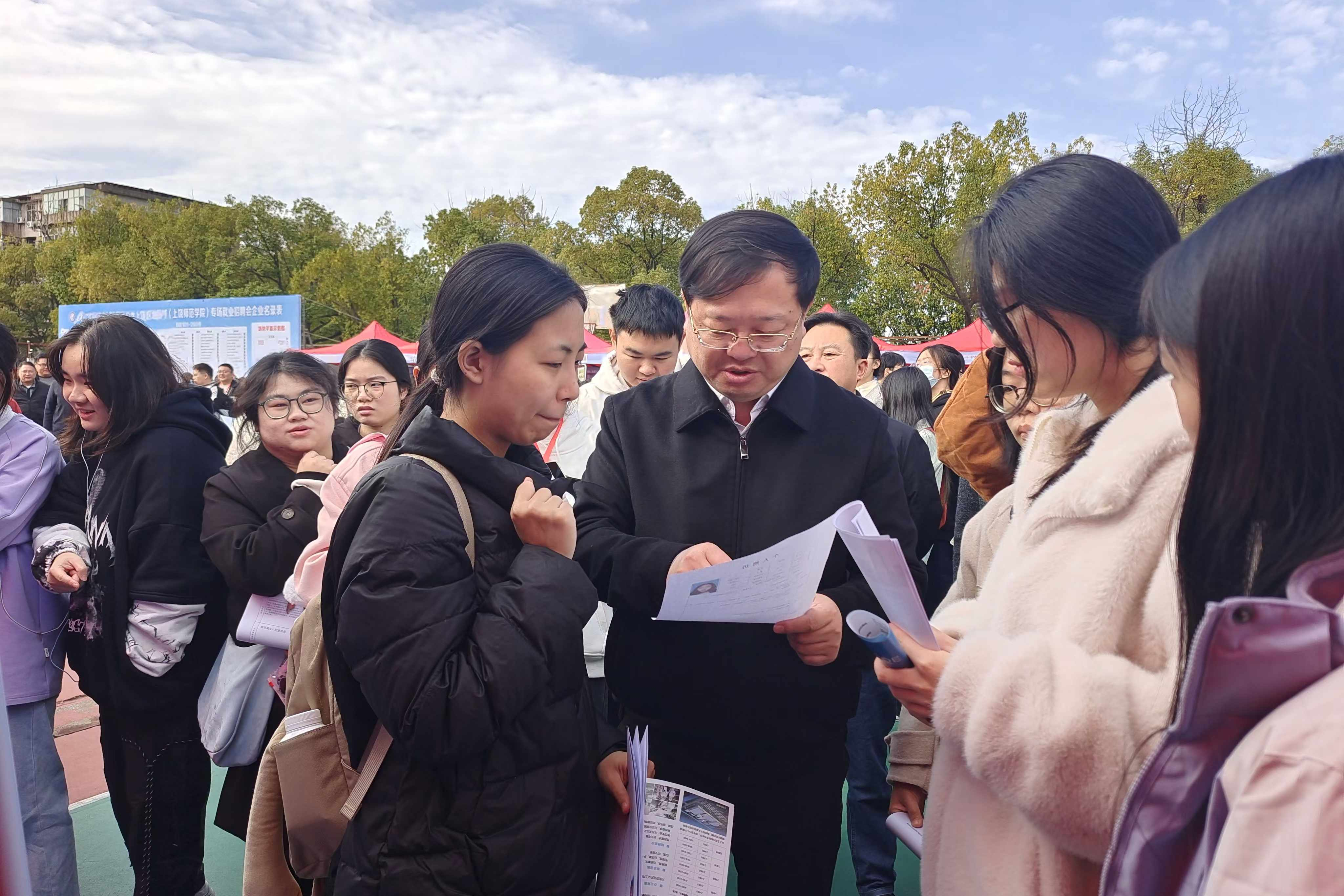 江西上饶：200余家用人单位带来8500余个就业岗位 这场招聘会真火爆