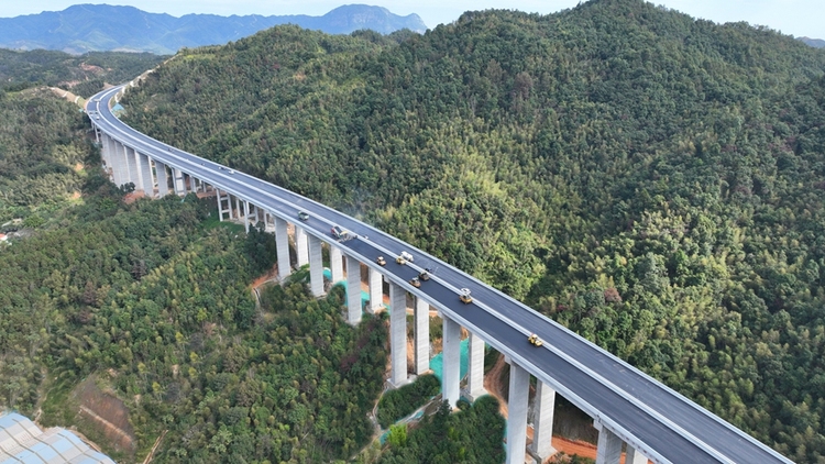 江西遂大高速A标路面工程主线下面层顺利摊铺完成