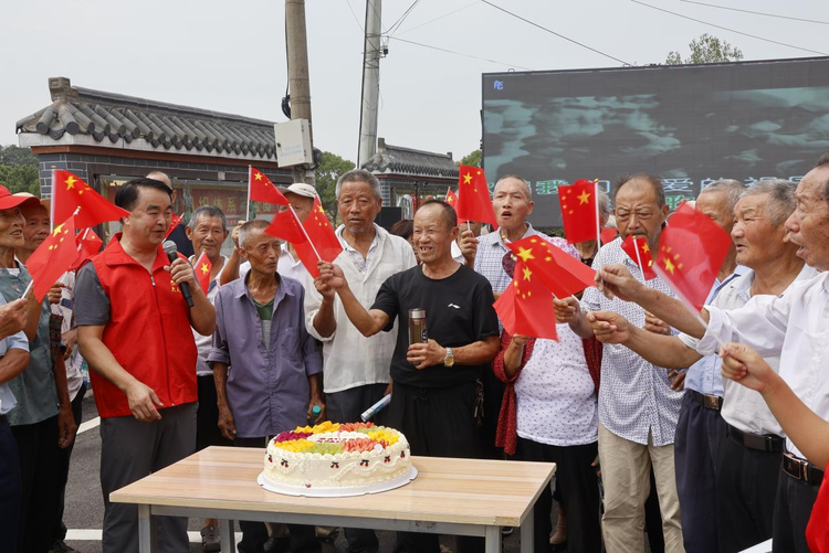 江西湖口：一顿饭的陪伴 山村40多位古稀老人与祖国共庆生