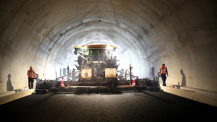 江西遂大高速A标路面工程主线下面层顺利摊铺完成