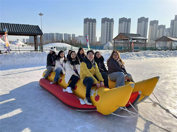 （等图）印尼大学生首赴沈阳 玩转七星童话冰雪世界_fororder_沈北印尼5