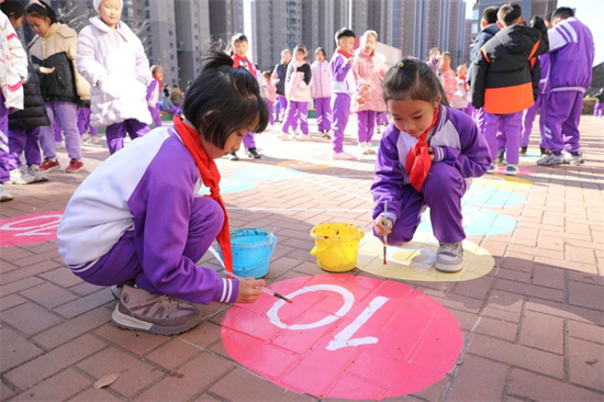 乐享课间“一刻钟” 沈阳市和平一校长白岛二分校师生同绘地面画