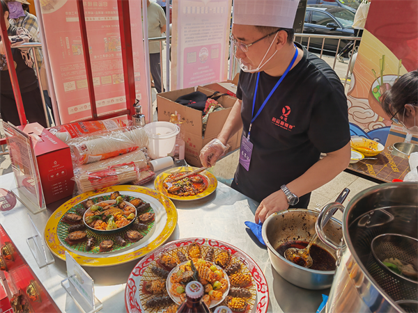 抚顺举办首届麻辣拌品鉴大赛 展示独特美食符号