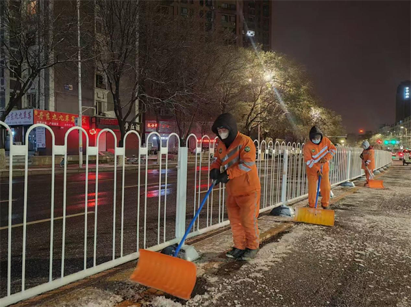 沈阳铁西区三千余名环卫工人连夜铲冰除雪