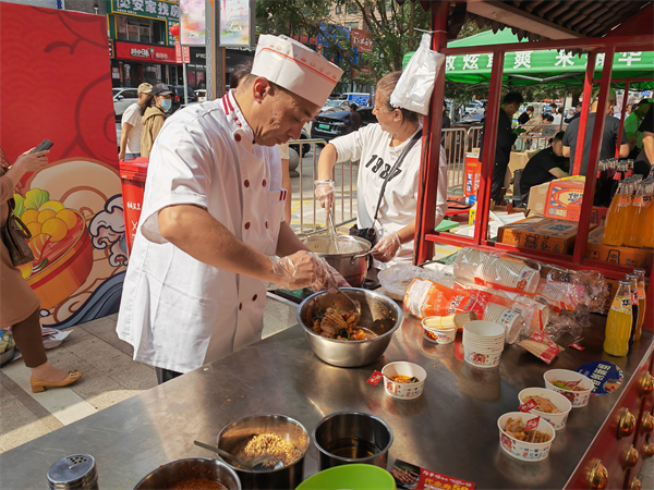 抚顺举办首届麻辣拌品鉴大赛 展示独特美食符号