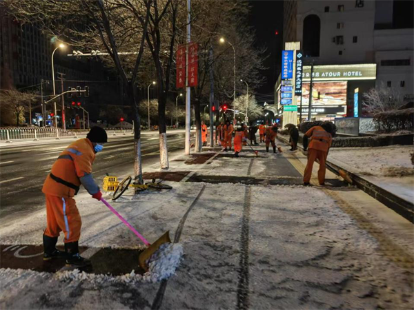 沈阳铁西区三千余名环卫工人连夜铲冰除雪