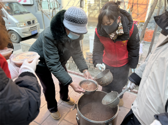 新民市：暖暖中国传统味 浓浓腊八社区情