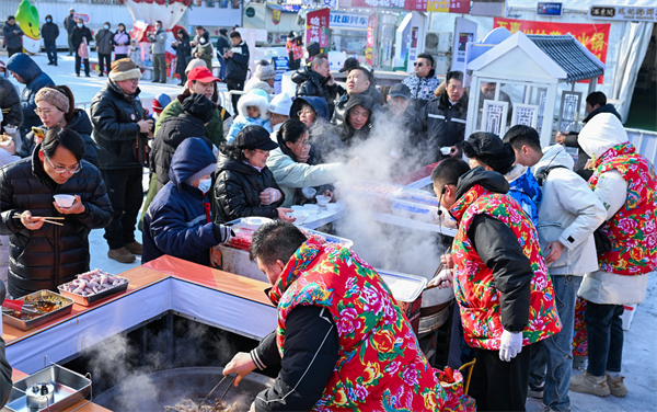 辽宁省首届冰雪火锅节开幕 巨型火锅点燃冬日热情