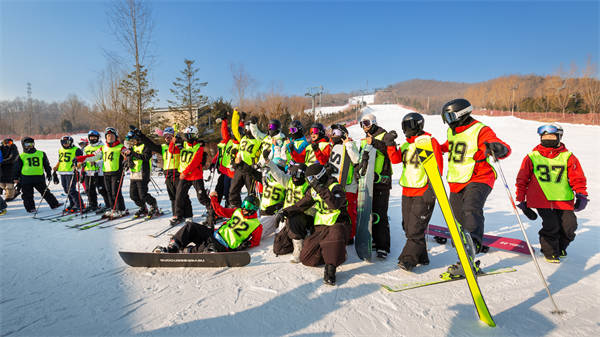 大连市第四届高山滑雪锦标赛在普兰店区举行