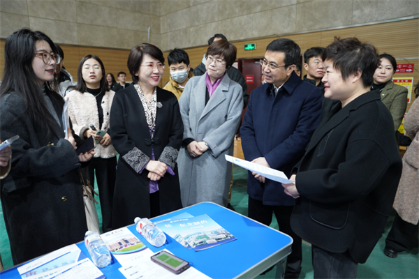 辽宁省2025年女大学生专场招聘会举办 近万岗位助力巾帼逐梦_fororder_妇联招聘1