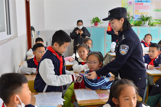 丹东铁警进校园宣传铁路安全常识