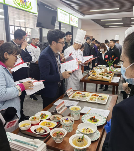 角逐“舌尖上的幸福” 沈阳首届老年助餐点营养餐大赛决赛举行