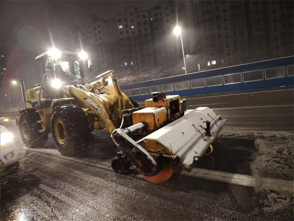 沈阳铁西区三千余名环卫工人连夜铲冰除雪