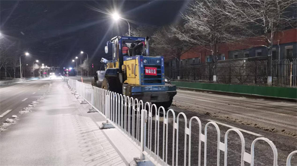 沈阳铁西区三千余名环卫工人连夜铲冰除雪