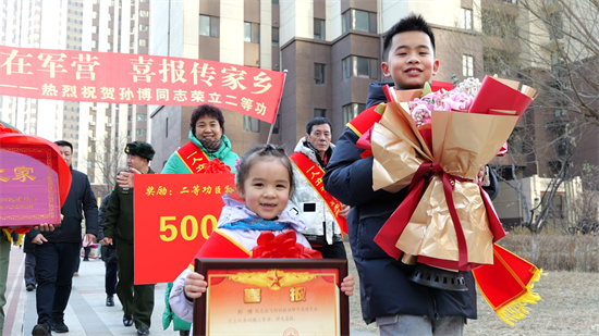 锦州市凌河区人民武装部向在部队荣立二等功现役军人家庭登门报喜和慰问