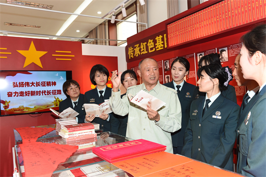 著名军旅作家、诗人胡世宗走进辽宁省军区沈阳第四干休所讲述长征故事