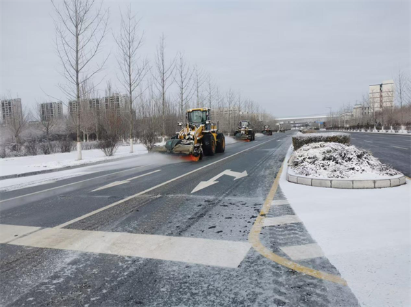 沈阳铁西区三千余名环卫工人连夜铲冰除雪