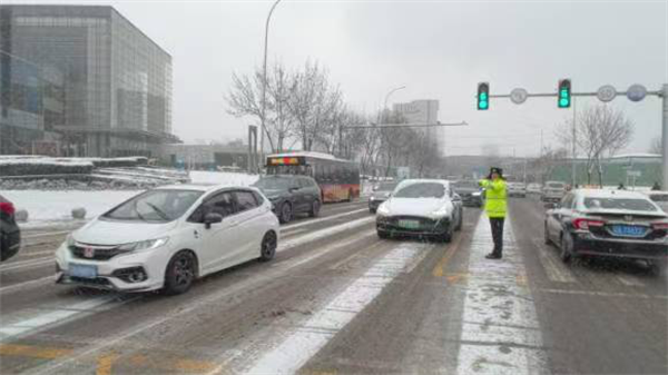 初雪至 沈阳公安交警全员上岗保障出行平安