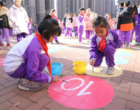 乐享课间“一刻钟” 沈阳市和平一校长白岛二分校师生同绘地面画