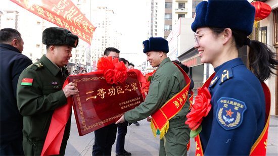 锦州市凌河区人民武装部向在部队荣立二等功现役军人家庭登门报喜和慰问