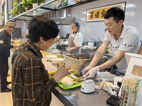 大连普兰店区：从餐食到服务，社区食堂守护老年人“舌尖上的幸福”