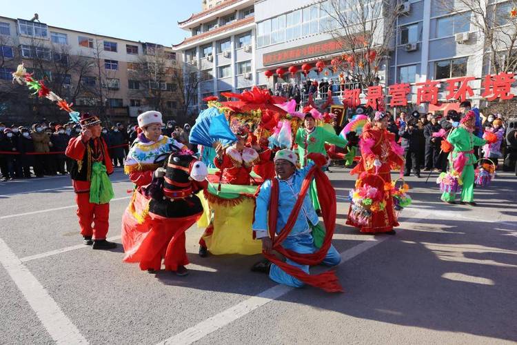 辽西高跷秧歌节鸣锣开场啦！