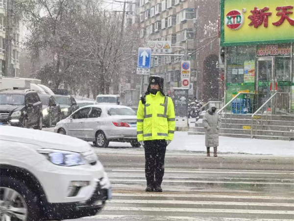 初雪至 沈阳公安交警全员上岗保障出行平安