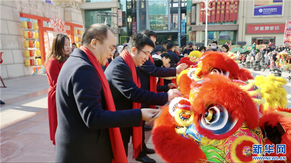 武汉汉口北红火开市 龙狮闹元宵拉开新春消费大幕